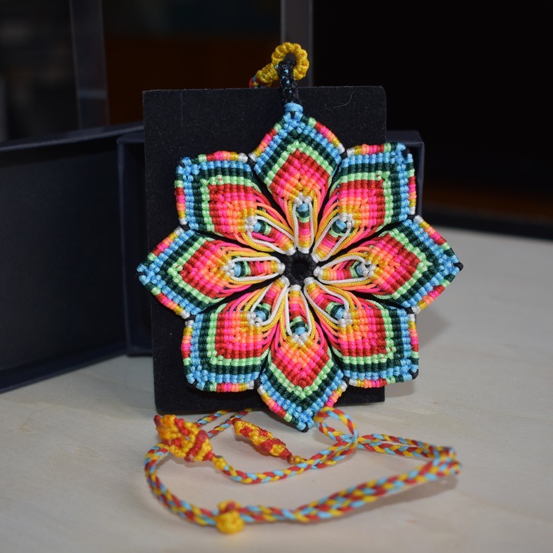 Colar Mandala Flor do Sol | Macramé Neon Vibrante