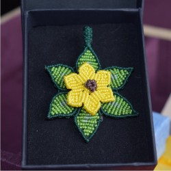 Pendente Macramé Flor do Campo | Amarelo Sol e Verde Esperança