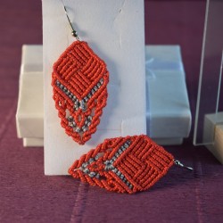 Brincos Macramé Vermelho e Cinza (Formato Folha) | Imanias®
