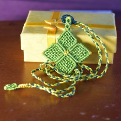Macrame Necklace with Four-Leaf Clover / Green Flower - Handmade | Imanias®
