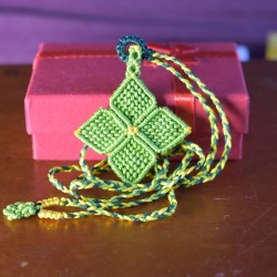 Macrame Necklace with Four-Leaf Clover / Green Flower - Handmade | Imanias®