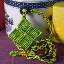 Macrame Necklace with Four-Leaf Clover / Green Flower - Handmade | Imanias®