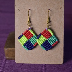 Brincos Macramé Quadrados Coloridos (Vermelho, Azul, Verde) - Artesanal | Imanias®