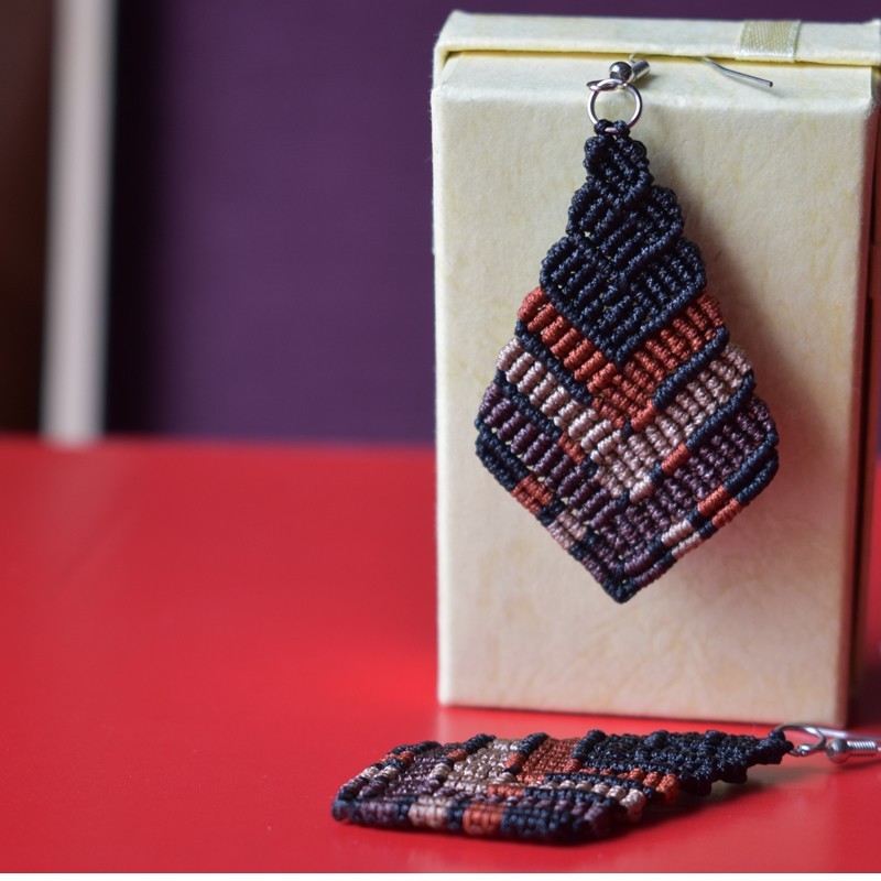 Brincos Macramé Geométricos - Padrão Xadrez e Cores Terra | Joalharia Artesanal Imanias®
